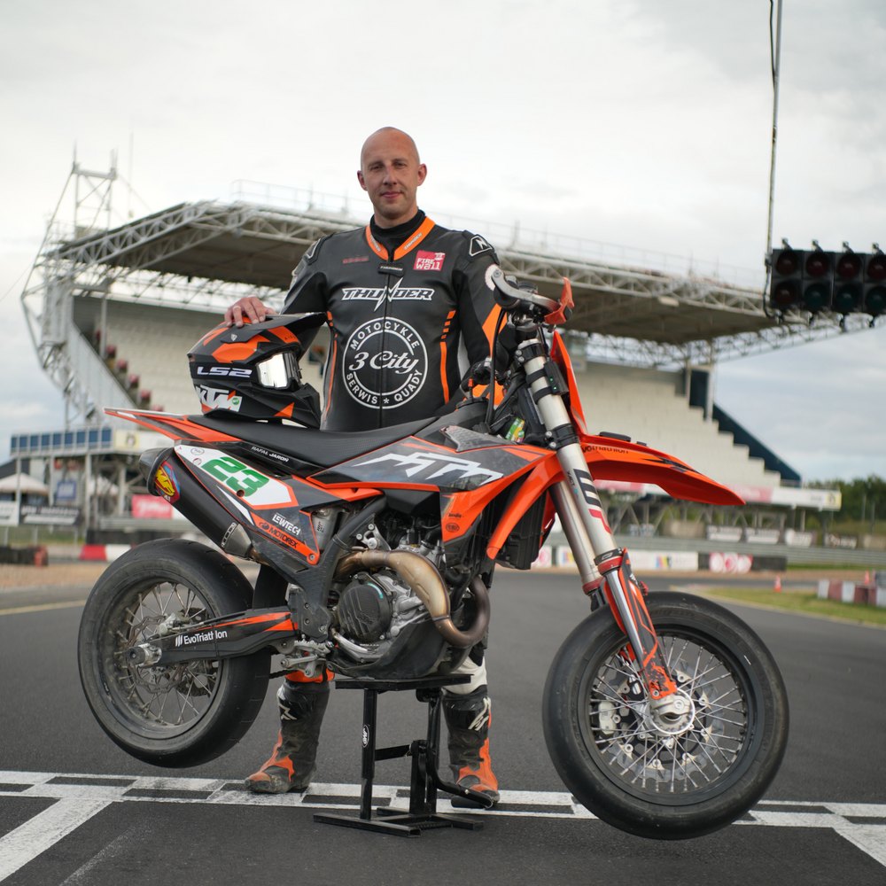 Motocykl Crank Racing Team z logotypami sponsorów